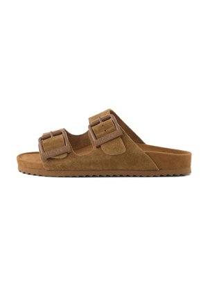 Braune Wildleder-Pantoletten mit zwei verstellbaren Riemen und Kunststoffschnallen, flache Sohle mit geriffeltem Boden für besseren Halt.