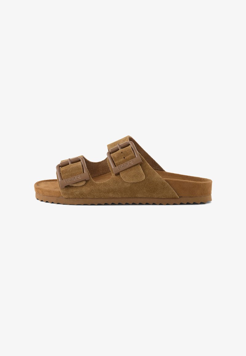 Brązowa zamszowa klapka na płaskiej podeszwie z dwoma regulowanymi paskami i plastikowymi klamrami, podeszwa z rowkowanym spodem dla lepszej przyczepności.