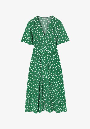 Vestido midi verde con lunares blancos, mangas cortas, escote en V, cierre frontal de botones y cintura fruncida para una silueta ajustada.