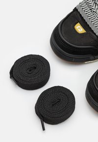 Globe SABRE - Trainers - black