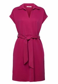 Robe magenta à manches courtes avec col, encolure en V et ceinture en tissu nouée à la taille.