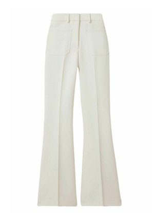 Pantalones acampanados color crema con cintura alta, dos bolsillos traseros y una textura suave. Presenta líneas limpias y un diseño minimalista.