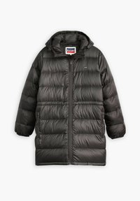 Chaqueta acolchada negra, con capucha, cierre de cremallera en el frente, bolsillos laterales y un patrón acolchado. La tela tiene una textura brillante y suave con detalle del logo.