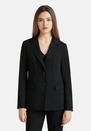 Zwarte blazer met een gekartelde revers, twee voorzakken en een knoopsluiting. Gemaakt van een gladde stof met lange mouwen.