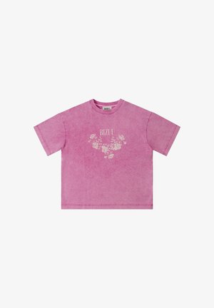 Roze katoenen T-shirt met korte mouwen, een wit bloemmotief en de tekst "BIZUU" gecentreerd op de voorkant.