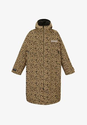 Mujer con un abrigo largo de estampado de leopardo, pantalones cortos beige, zapatillas blancas y un sombrero beige tipo pescador, sosteniendo un gran bolso tote beige.