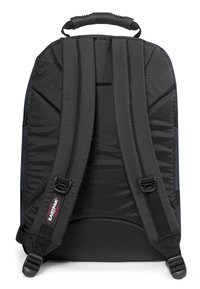 Černý nylonový batoh se polstrovanými nastavitelnými popruhy, silnou rukojetí a hladkým, odolným povrchem s logem na popruhu.
