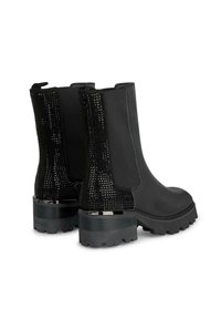 Botas negras hasta el tobillo de cuero liso, con paneles texturizados, suelas gruesas y un acento metálico en el tacón.