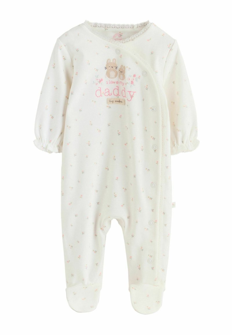 Biały kombinezon dla niemowląt wykonany z miękkiej tkaniny, zdobiony różowymi kwiatowymi wzorami, z wyhaftowanym napisem "Kocham mojego tatusia" oraz zatrzaskami ułatwiającymi ubieranie.