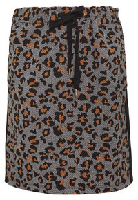 Jupe noire et grise avec un motif léopard orange, dotée d'une taille à cordon de serrage et d'un tissu texturé.