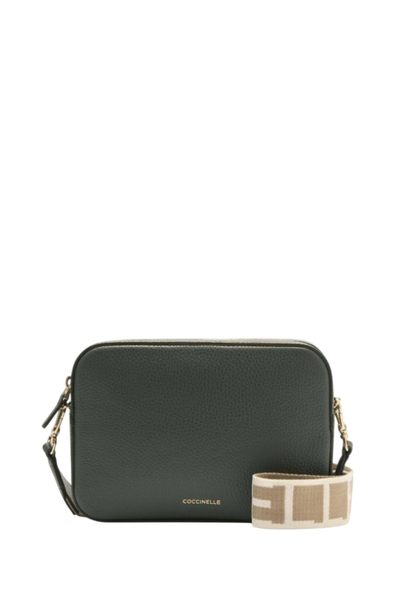 Borsa a tracolla in pelle verde testurizzata con hardware dorato e una tracolla a motivo beige. Presenta una chiusura con zip e il nome del marchio "Coccinelle."