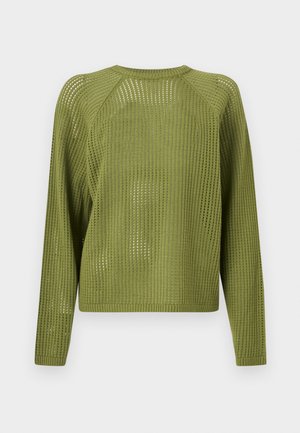 Lyse olivengrøn strikket sweater med lange ærmer, løs, åben vævning og ribbet rund halsudskæring, ærmekanter og kant forneden.