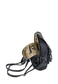 Sac à dos en cuir noir avec une finition texturée, deux compartiments zippés et une doublure en tissu arborant un motif de logo répété.