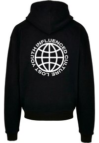 A fekete kapucnis pulóver hátoldalán egy nagy fehér grafika látható, amely egy földgömböt ábrázol, körülötte a "YOUTH INFLUENCED CULTURE LOST" felirattal.