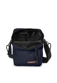 Zaino Navy Eastpak realizzato in tessuto resistente, dotato di apertura superiore con zip, tracolla regolabile e tasca interna con zip per un'organizzazione ottimale.