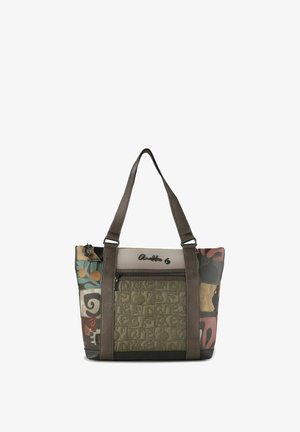 Sac fourre-tout aux multiples couleurs et motifs ; présente un haut beige lisse, un devant vert olive texturé et des poignées marron. Poche avant zippée.