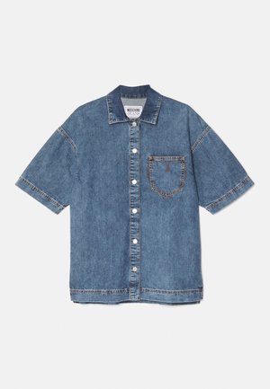 Korte mouwen denim shirt in middelblauw met een knoopsluiting aan de voorkant, een opgestikte zak met hartvormige stiksels en contrasterende stikseldetails.