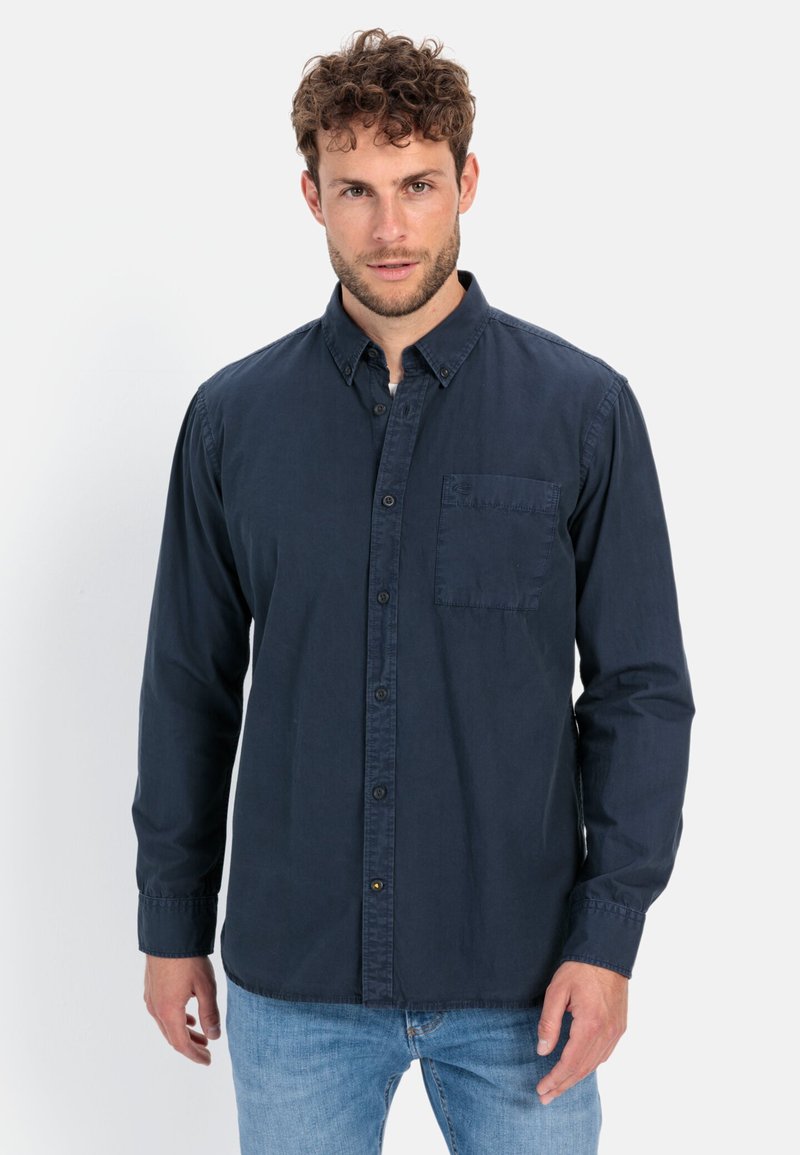 Marineblauwe blouse met lange mouwen van katoen, voorzien van een button-down kraag en een borstzak aan de linkerkant. Glad textuur met een klassieke pasvorm.