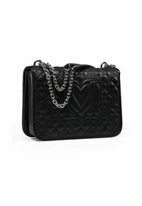 Schwarze gesteppte Lederhandtasche mit einer Kettenriemen, die ein auffälliges Logo auf der Vorderseite und eine strukturierte rechteckige Form aufweist.