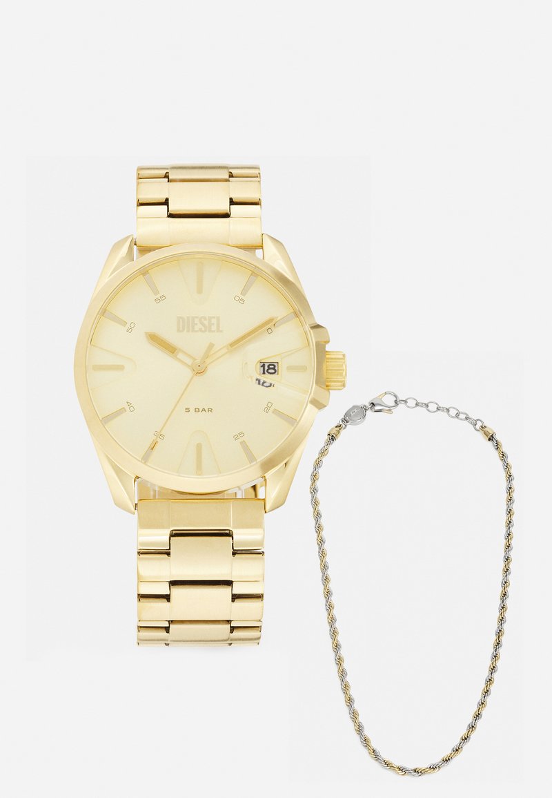 Goldfarbener Metallarmbanduhr mit rundem Ziffernblatt, minimaler Markierung, Datumsanzeige und einem Gliederarmband. Daneben ein dünnes zweifarbigen Kettenarmband.
