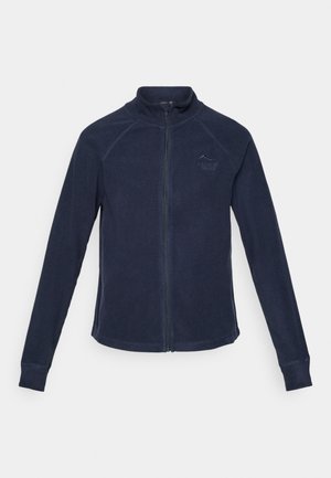 Tumed sinine fliistevikkujakk kõrgema kraega, pikkade varrukatega ning rinna peal diskreetne logo. Pehme tekstuur ja vormitud disain.