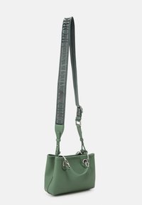 Zielona torebka z fakturowanej skóry z srebrnymi akcentami, podwójnymi uchwytami oraz długim regulowanym paskiem z szarym wzorem logo.