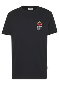 Camiseta de algodón negra con mangas cortas, cuello redondo y un estampado gráfico de un corazón con llamas y texto en el lado izquierdo del pecho.