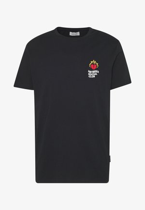 Camiseta de algodón negra con mangas cortas, cuello redondo y un estampado gráfico de un corazón con llamas y texto en el lado izquierdo del pecho.