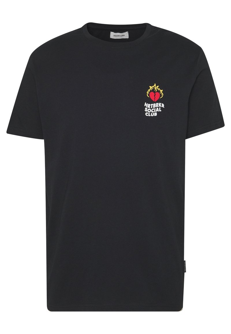 Camiseta de algodón negra con mangas cortas, cuello redondo y un estampado gráfico de un corazón con llamas y texto en el lado izquierdo del pecho.