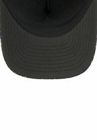 Casquette de baseball noire avec une visière incurvée. La visière présente un motif en éclats multicolores le long du bord. Texture du tissu lisse.