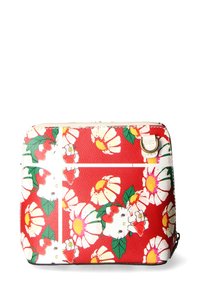 Pochette rossa floreale realizzata in materiale sintetico testurizzato, con una cerniera bianca e dettagli decorativi, adornata con margherite e disegni di personaggi.