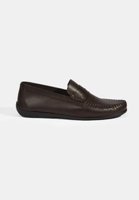 Bruine leren instappers met een moccasin-neus, stiksels en een gladde textuur. Voorzien van een lage zwarte rubberen zool voor comfort.