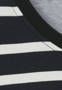 Navy- und weiß gestreuter Stoff mit weicher Textur; verfügt über einen schwarzen Ripp-Ausschnitt. Die Streifen sind horizontal und gleichmäßig verteilt.