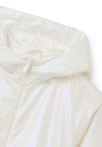 Veste blanche légère avec capuche, dotée d'une fermeture éclair à l'avant et d'une texture lisse et brillante. Design simple, sans motifs ni accents.