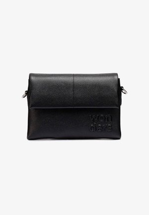 Pochette en cuir noir avec une surface texturée, rabat pliable, logo en relief et attache de porte-clés. Présente une forme rectangulaire simple.