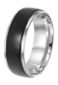 Zwarte keramische ring met een gepolijste zilveren metalen rand. Heeft een gladde, matte textuur op het zwarte oppervlak en een elegante, ronde vorm.
