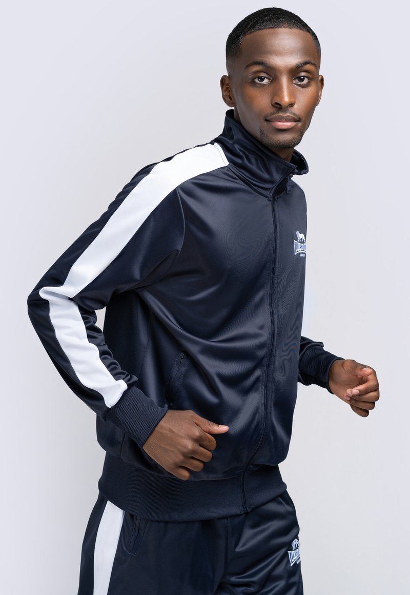 Herren Trainingsanzüge | Lonsdale PEMBER Trainingsanzug dark navy/dunkelblau - UL57831 Herren Trainingsanzüge | Lonsdale PEMBER Trainingsanzug dark navy/dunkelblau - UL57831