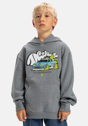 Grijze hoodie met een afbeelding van een blauwe auto en gestileerde tekst, met een kangoeroezak en geribbelde boorden. Zachte stof, losse pasvorm.