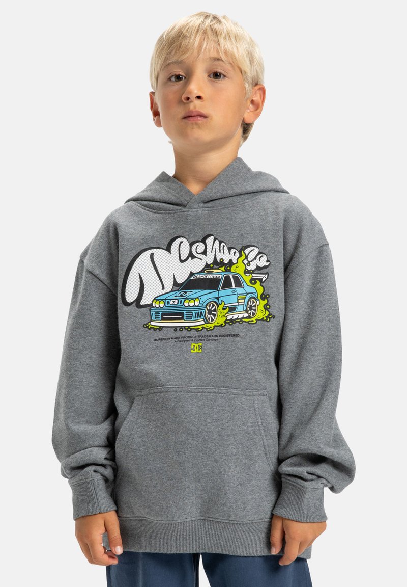Sivá mikina s kapucňou s grafikou modrého auta a štýlovým textom, so klokaniešou kapsou a rebrovanými manžetami. Mäkkučký materiál, voľný strih.