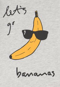 Graues kurzärmeliges T-Shirt mit einem gelben Bananen-Grafik, die schwarze Sonnenbrillen trägt, und dem Text "lass uns verrückt werden" in Schwarz darunter.