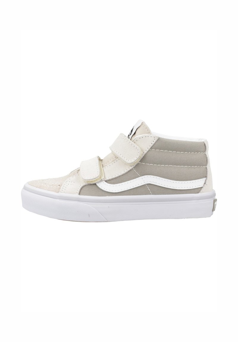 Beige en grijze canvas high-top sneakers met witte accenten, voorzien van een gestructureerde neuskap en twee klittenbandsluitingen.