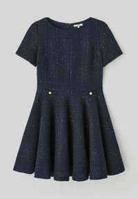 Robe marine à manches courtes en tissu texturé avec fils dorés, présentant une jupe évasée et deux poches avant avec des boutons dorés.