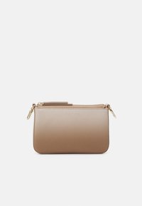 Petit pochon en cuir beige avec fermeture éclair dorée et fermoirs métalliques de chaque côté, texture lisse et embossage discret de la marque à l'avant.
