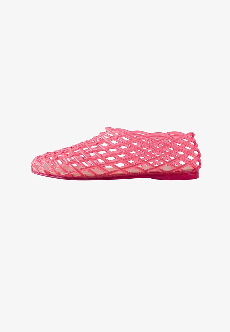 Chaussure plate rose avec un design en treillis tissé en plastique translucide, dotée d'un bout fermé et d'un petit talon.