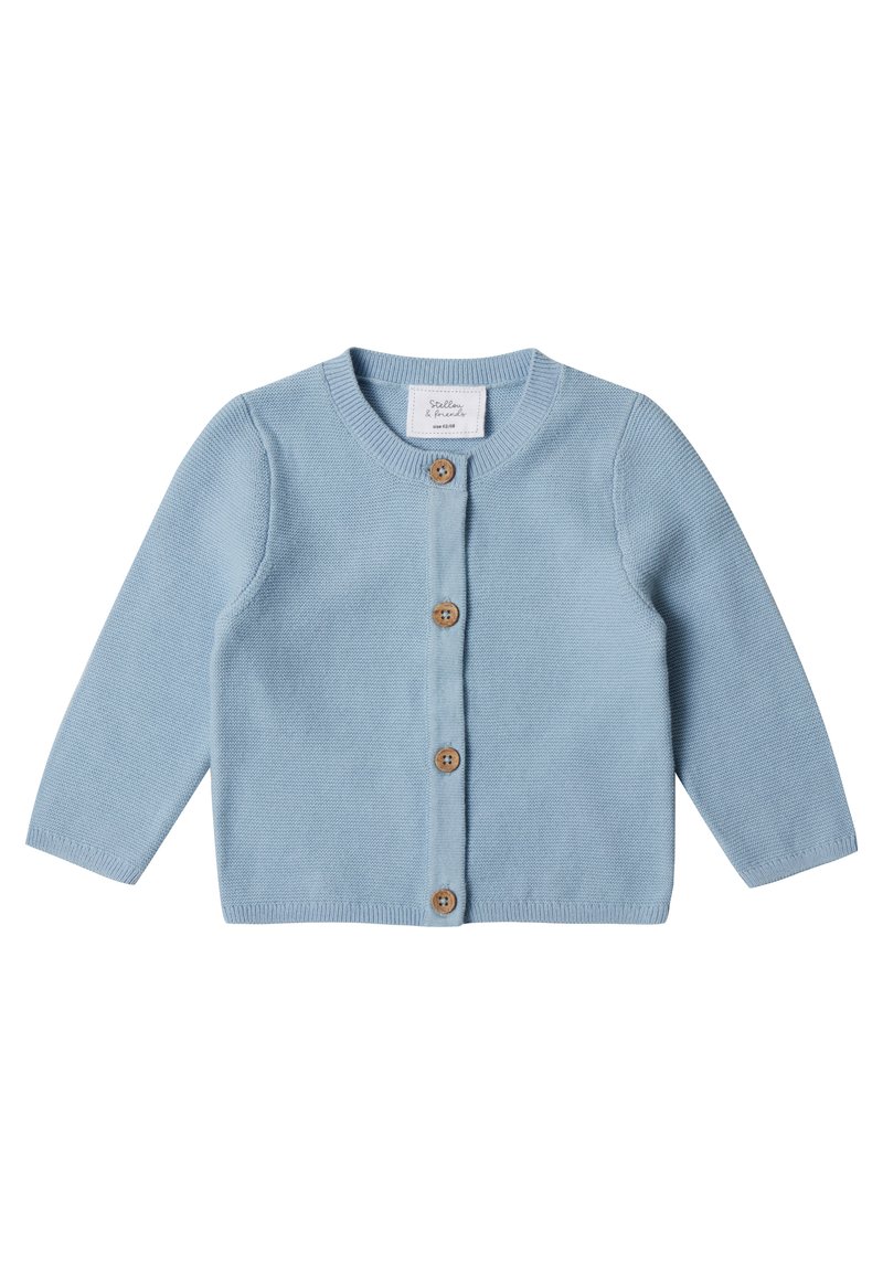 Cárdigan de punto azul claro con mangas largas, cuello redondo y cinco botones de madera en la parte delantera. Textura suave y ajuste estándar.