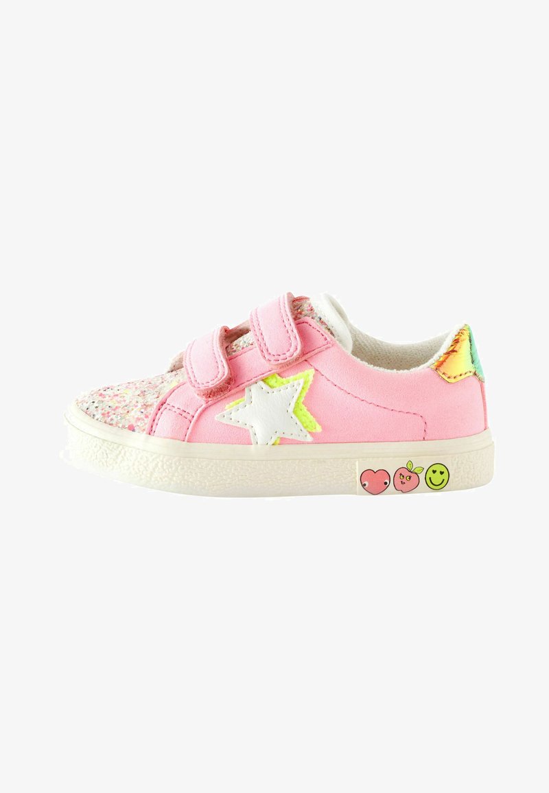 Różowe sneakersy z dwiema rzepami, teksturowana górna część z tkaniny, biały akcent w kształcie gwiazdy i wesołe grafiki owoców z boku. Gumowa podeszwa.