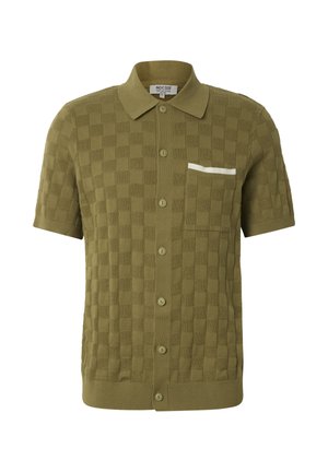 Rövid ujjú olívazöld gombos galléros póló kockás kötött mintával és fehér csíkos részlettel a mellkas zsebén.