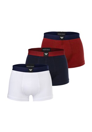 Trois paires de boxers pour hommes Emporio Armani en blanc, bleu marine et rouge foncé, chacun avec une ceinture de marque aux couleurs contrastées.