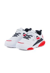 Zapatillas deportivas blancas con parte superior de malla, acentos en negro y rojo, diseño de cordones y suela texturizada para mayor agarre.