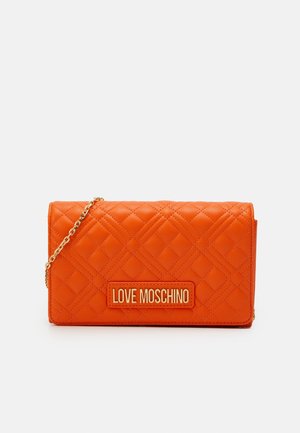 Pomarańczowa pikowana skórzana kopertówka z złotym łańcuszkiem i złotą plakietką z logo "LOVE MOSCHINO" z przodu.